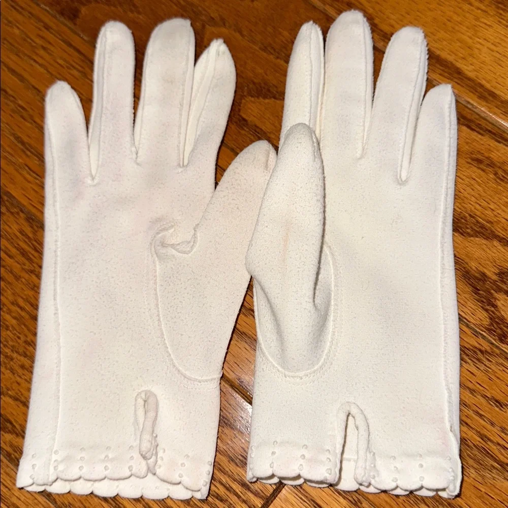 Vintage 60s Creamy White Cotton Scalloped Hem‎ Wrist Gloves